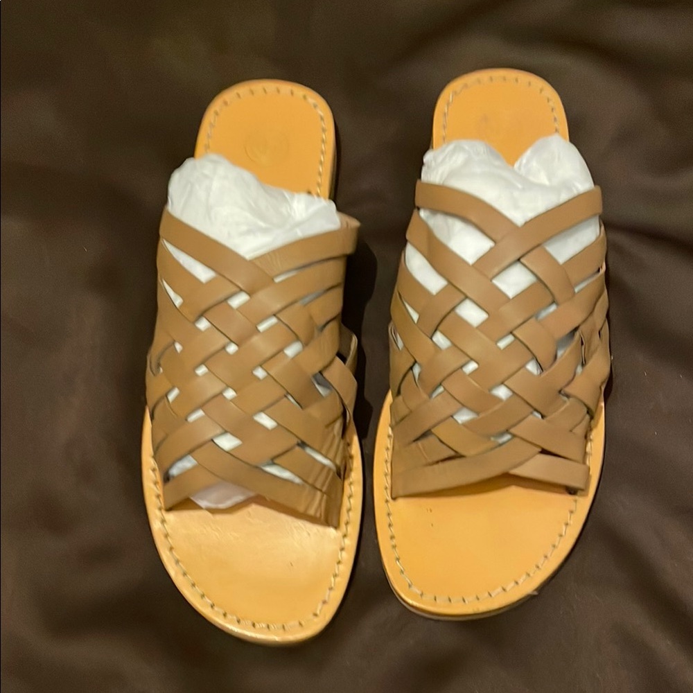 Women’s urban outfitters Brown Woven Leather Sandals. Size 8.